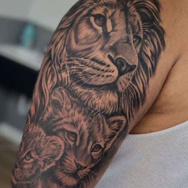 Tatuaje de realismo en blanco y negro