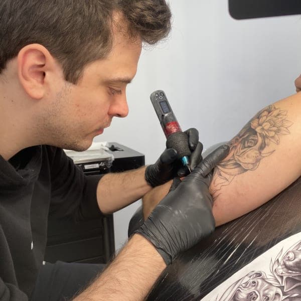 Tatuaje blackwork con diseño geométrico