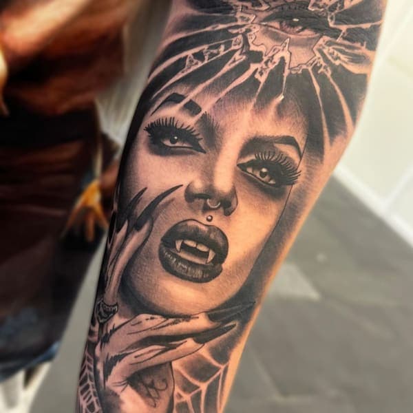 Tatuaje neotradicional a color