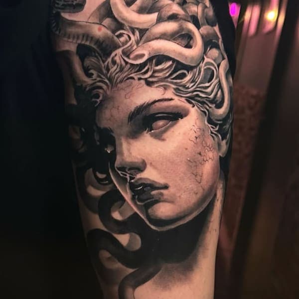 Tatuaje de ilustración detallado